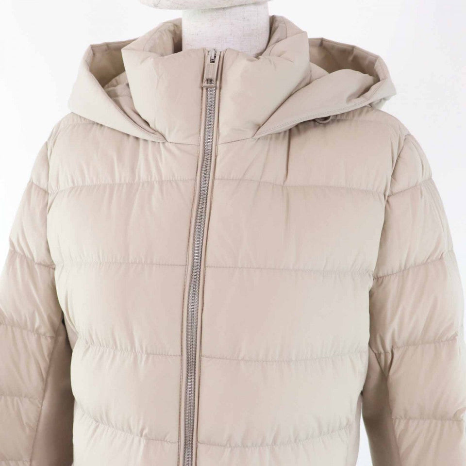 Burberry LONDON down coat Main: 80% nylon, Main: 20% elastane (polyurethane), Lining: 80% nylon, Lining: 20% elastane (polyurethane), Part: 100% polyester, Part: 5% elastane Filling: 90% down, 10% feather light beige Women M