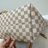 Handbag Designer By Louis Vuitton Size: Large
