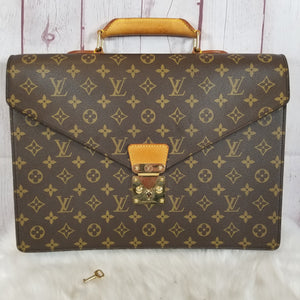 Handbag Designer By Louis Vuitton Size: Medium