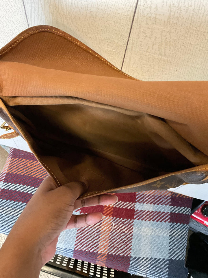 Crossbody Luxury Designer By Louis Vuitton Size: Medium