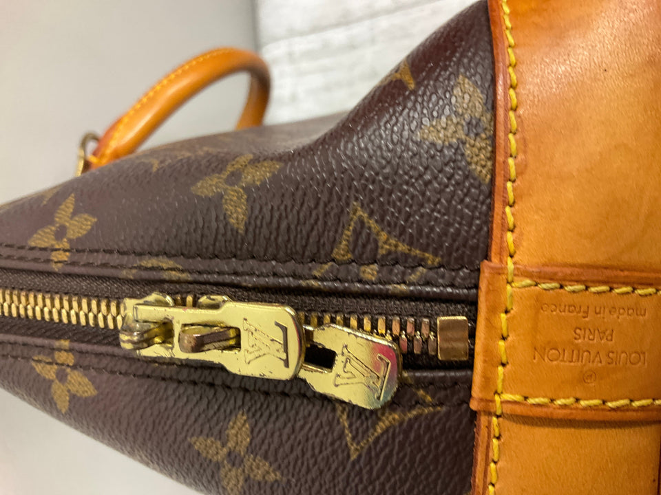 Handbag Designer By Louis Vuitton Size: Medium