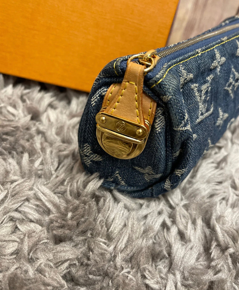 Handbag Designer By Louis Vuitton Size: Small