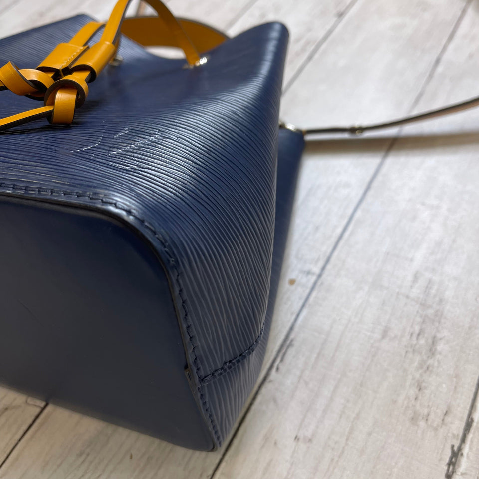 Handbag Luxury Designer By Louis Vuitton Size: Medium