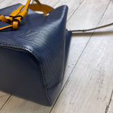 Handbag Luxury Designer By Louis Vuitton Size: Medium
