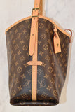 Handbag Luxury Designer By Louis Vuitton Size: Large