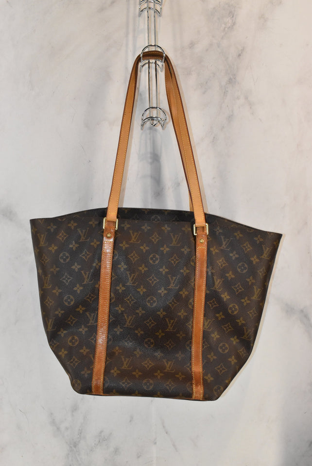 Handbag Designer By Louis Vuitton Size: Large