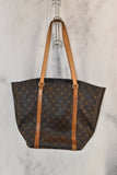 Handbag Designer By Louis Vuitton Size: Large