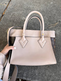 Handbag Luxury Designer By Louis Vuitton Size: Medium