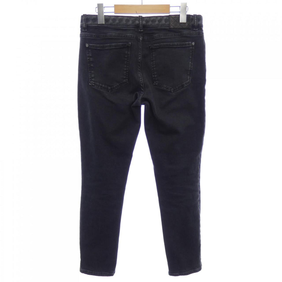 Chanel P60875V46399 Jeans