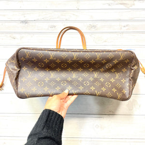 Handbag Luxury Designer By Louis Vuitton Size: Large