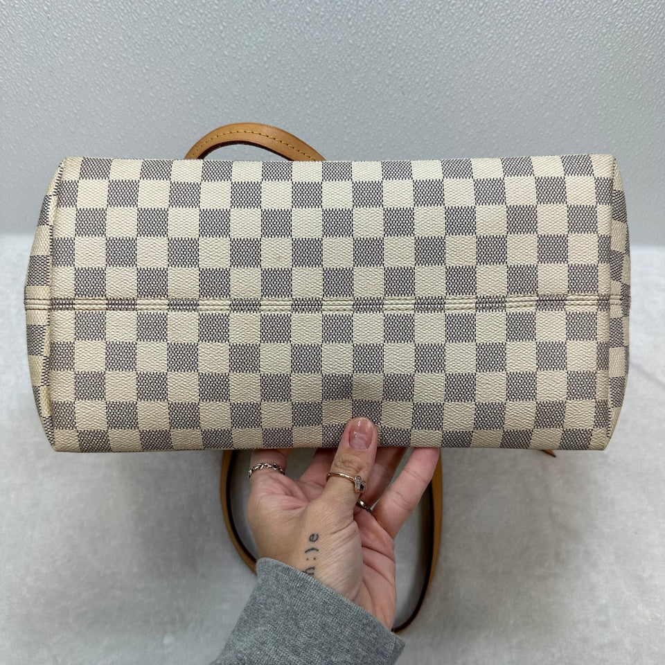 Handbag Designer By Louis Vuitton Size: Large