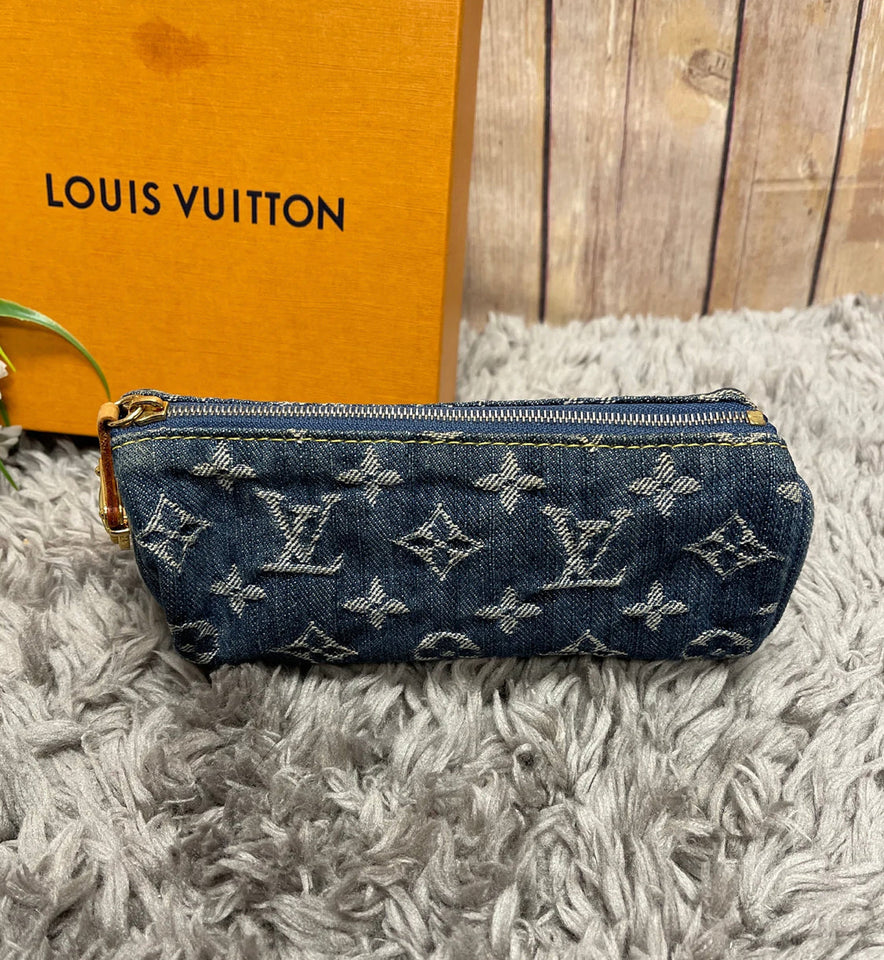 Handbag Designer By Louis Vuitton Size: Small