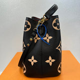 Handbag Designer By Louis Vuitton Size: Medium