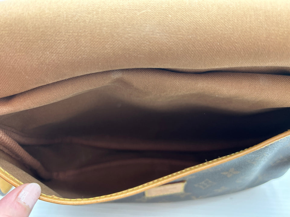 Handbag Luxury Designer By Louis Vuitton Size: Medium
