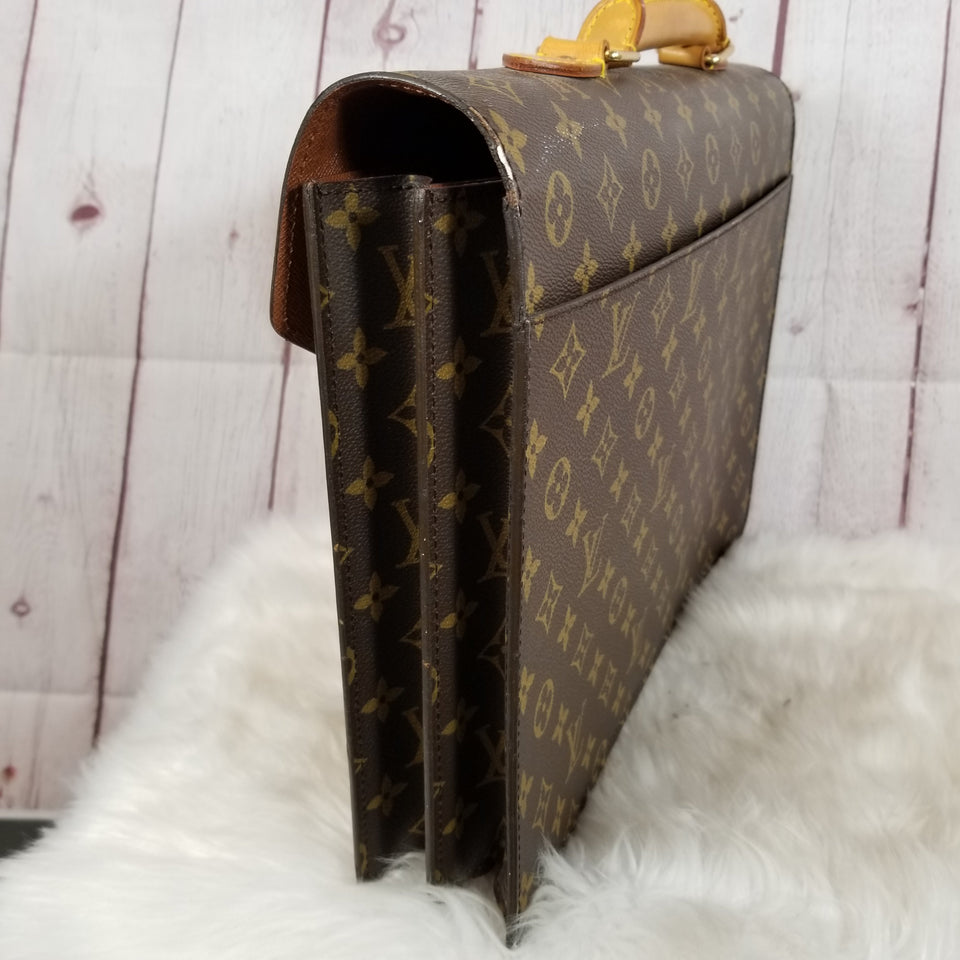 Handbag Designer By Louis Vuitton Size: Medium