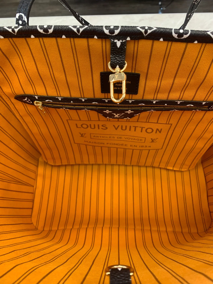 Handbag Designer By Louis Vuitton Size: Large