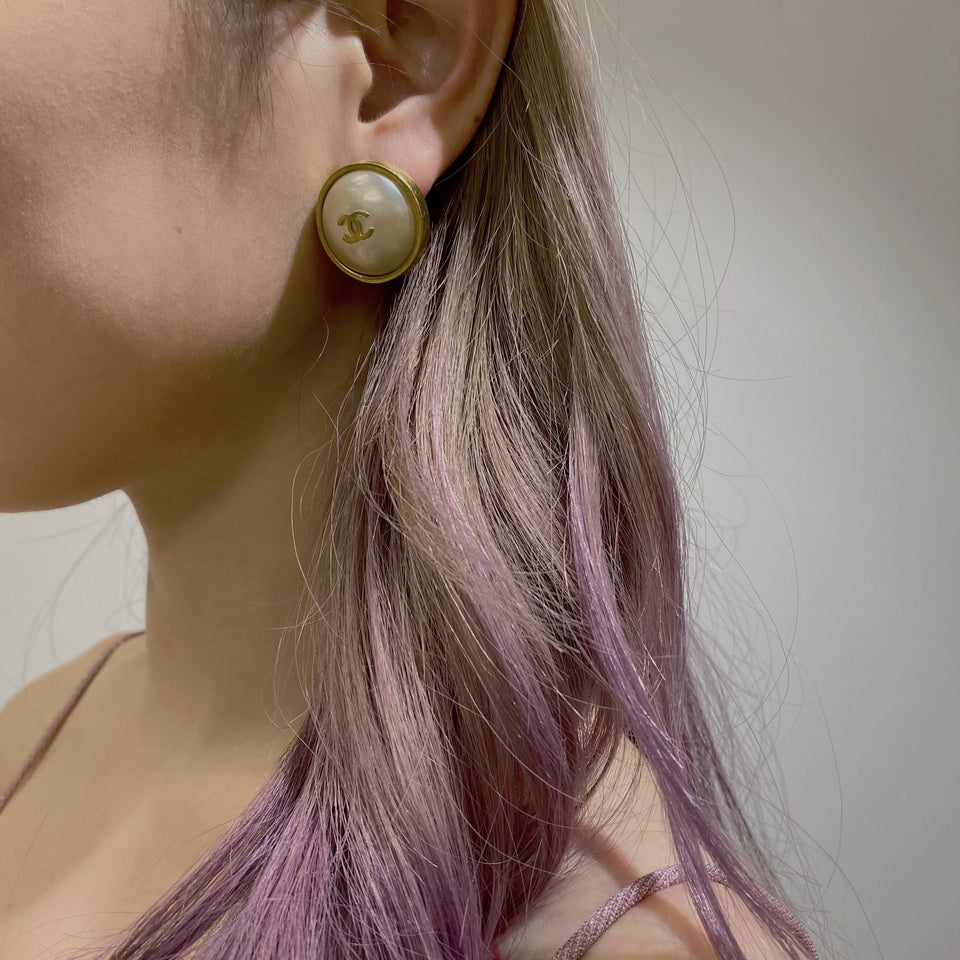 Chanel vintage pearl gold earrings TWS