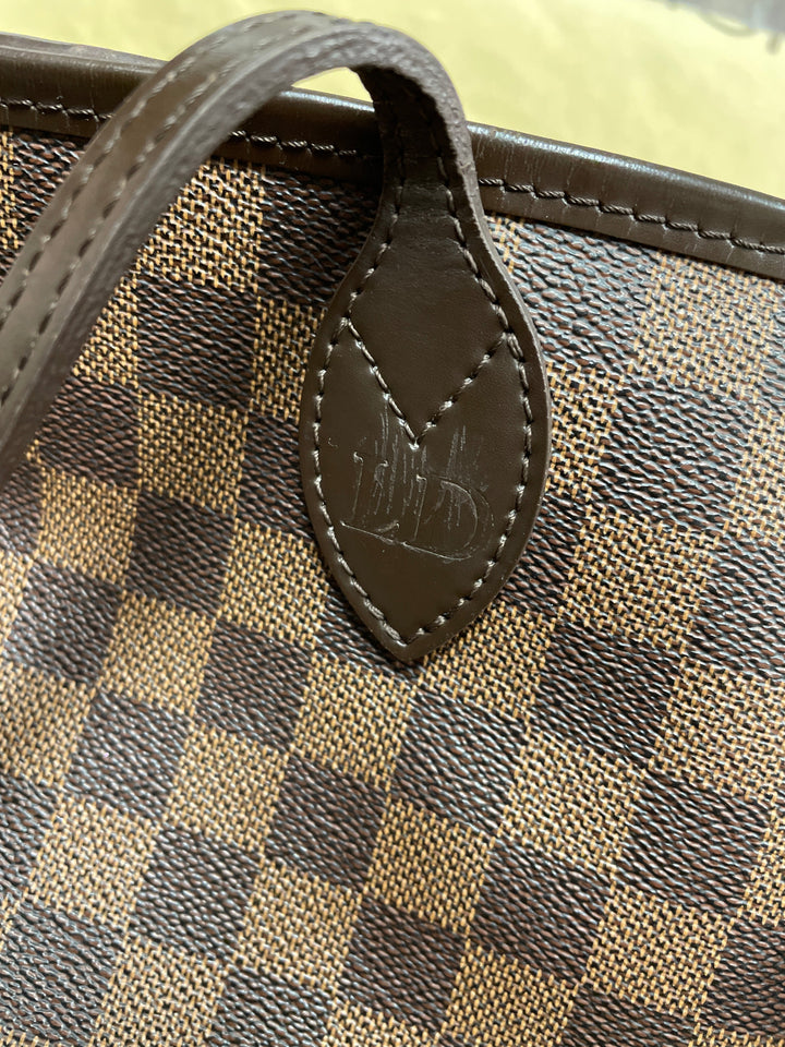 Handbag Luxury Designer By Louis Vuitton Size: Large