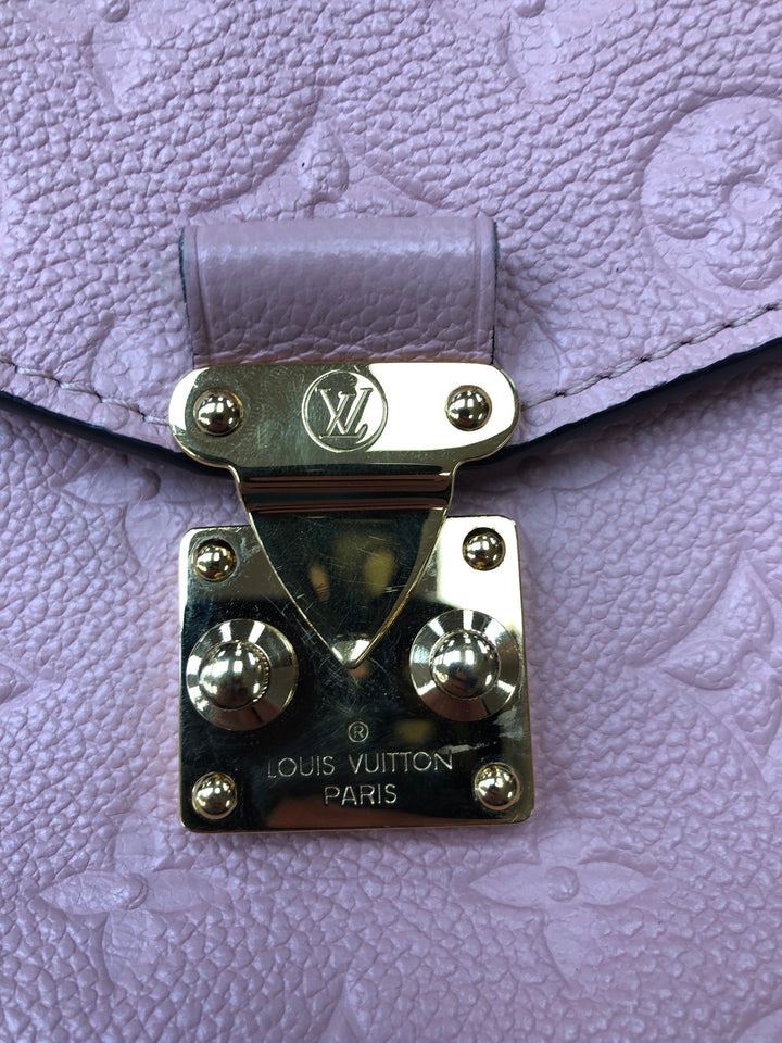 Crossbody Luxury Designer By Louis Vuitton Size: Medium