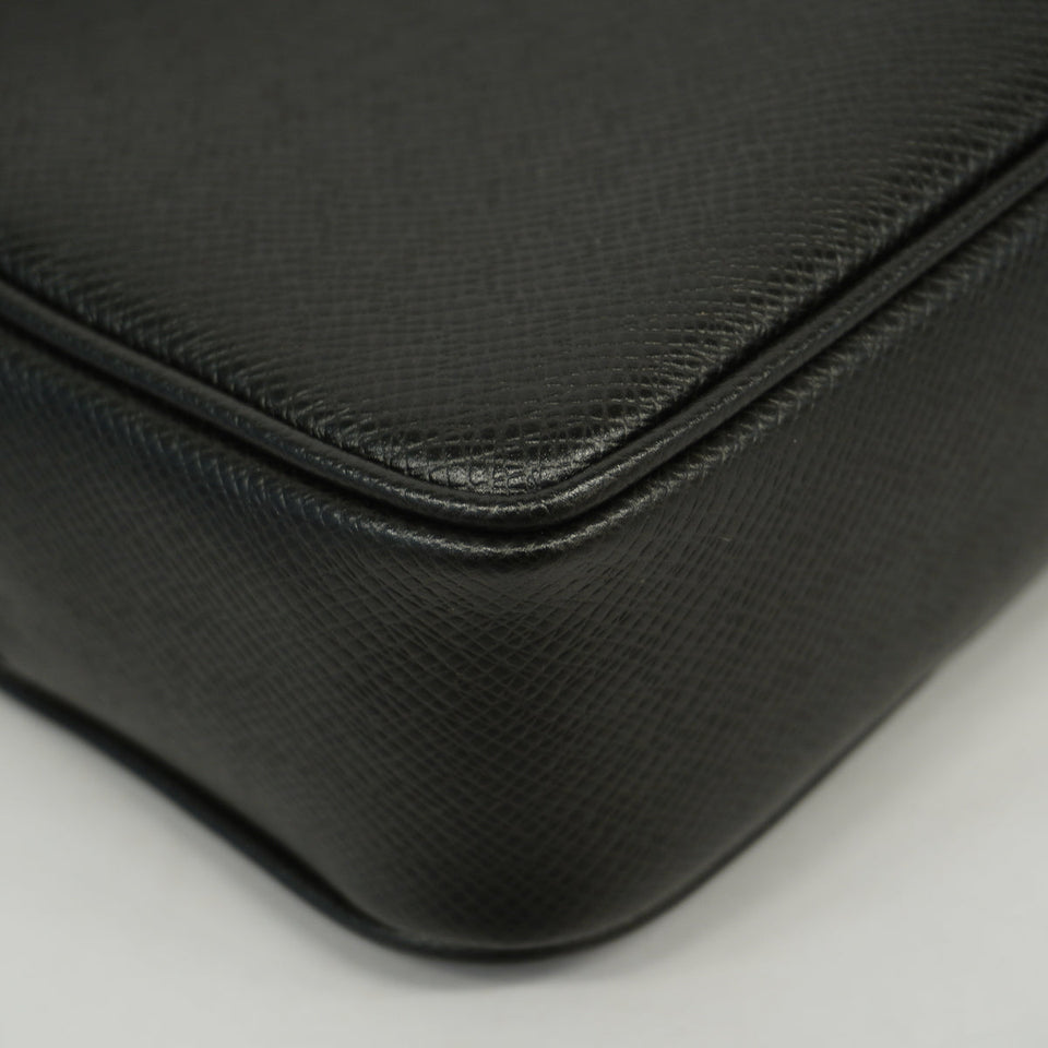 Louis Vuitton Clutch Bag Taiga Pochette Kasai