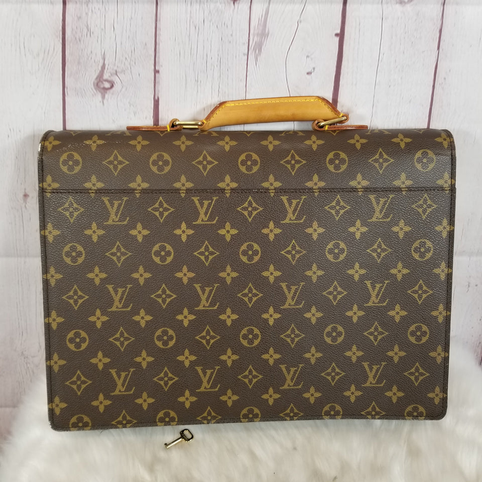 Handbag Designer By Louis Vuitton Size: Medium