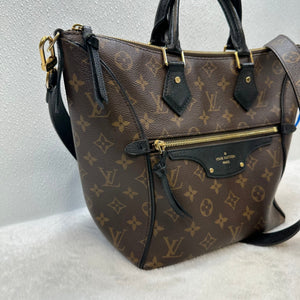 Handbag Designer By Louis Vuitton Size: Large