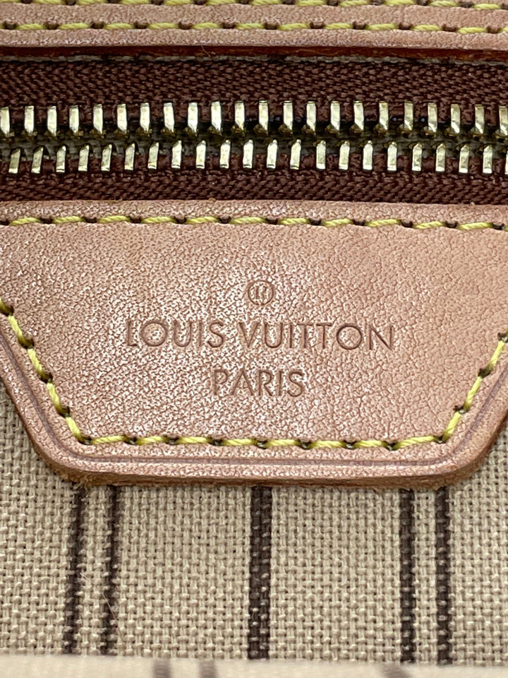 Handbag Luxury Designer By Louis Vuitton Size: Medium
