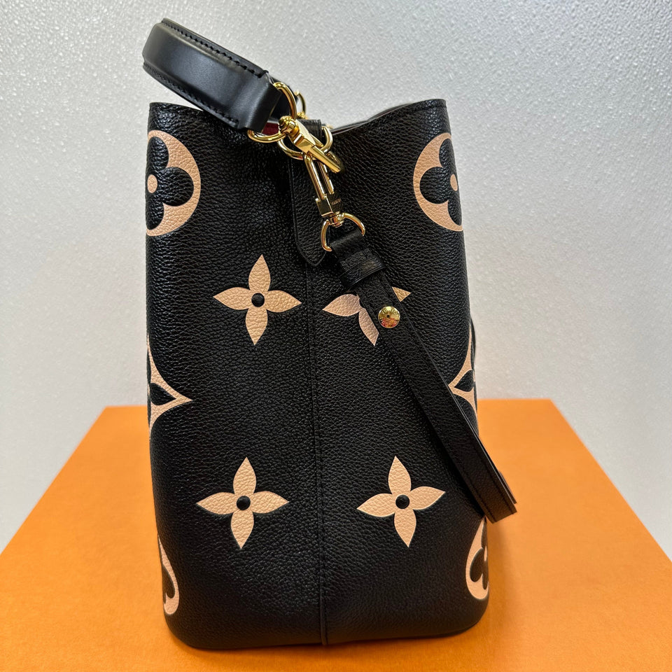 Handbag Designer By Louis Vuitton Size: Medium