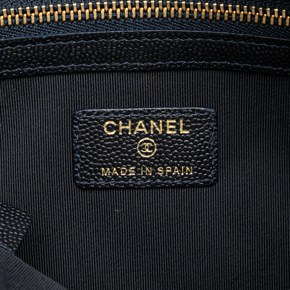 Chanel Medium Quilted Caviar O Case Clutch (SHG-bgRUQW)