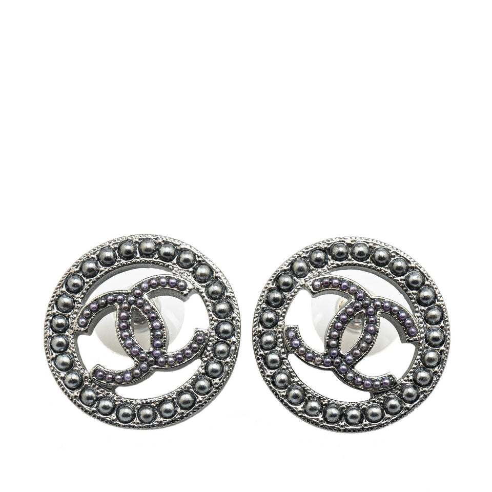 Chanel Ruthenium Pearl CC Round Push Back Earrings (SHG-Y0WMQt)