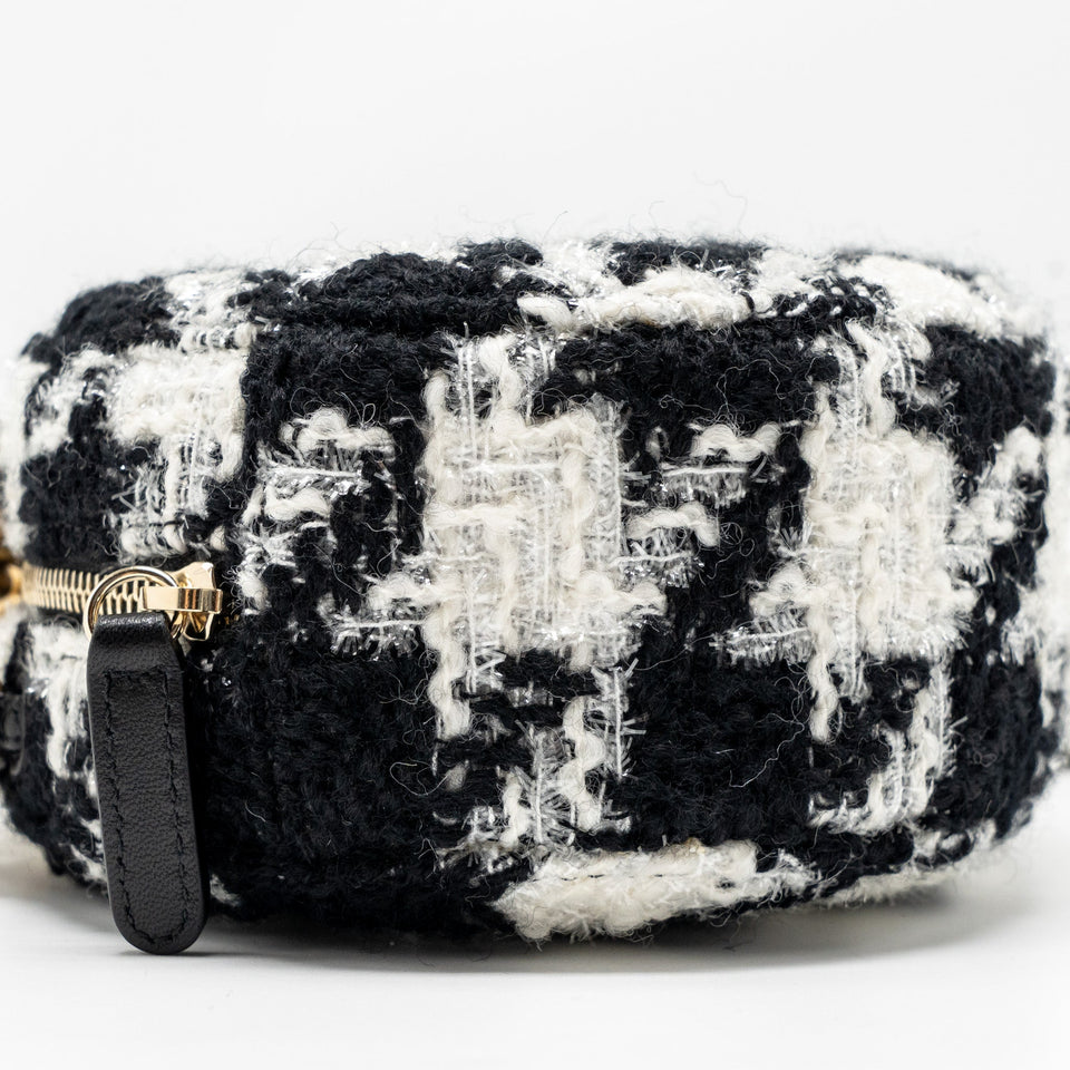 Chanel 19 round clutch  with chain with coin purse tweed / lambskin black/ white