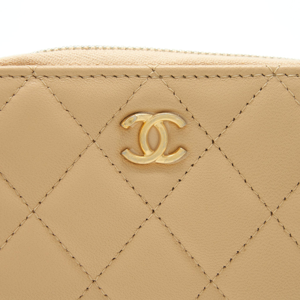 Chanel 22C Pearl Crush  Holder With Chain Beige