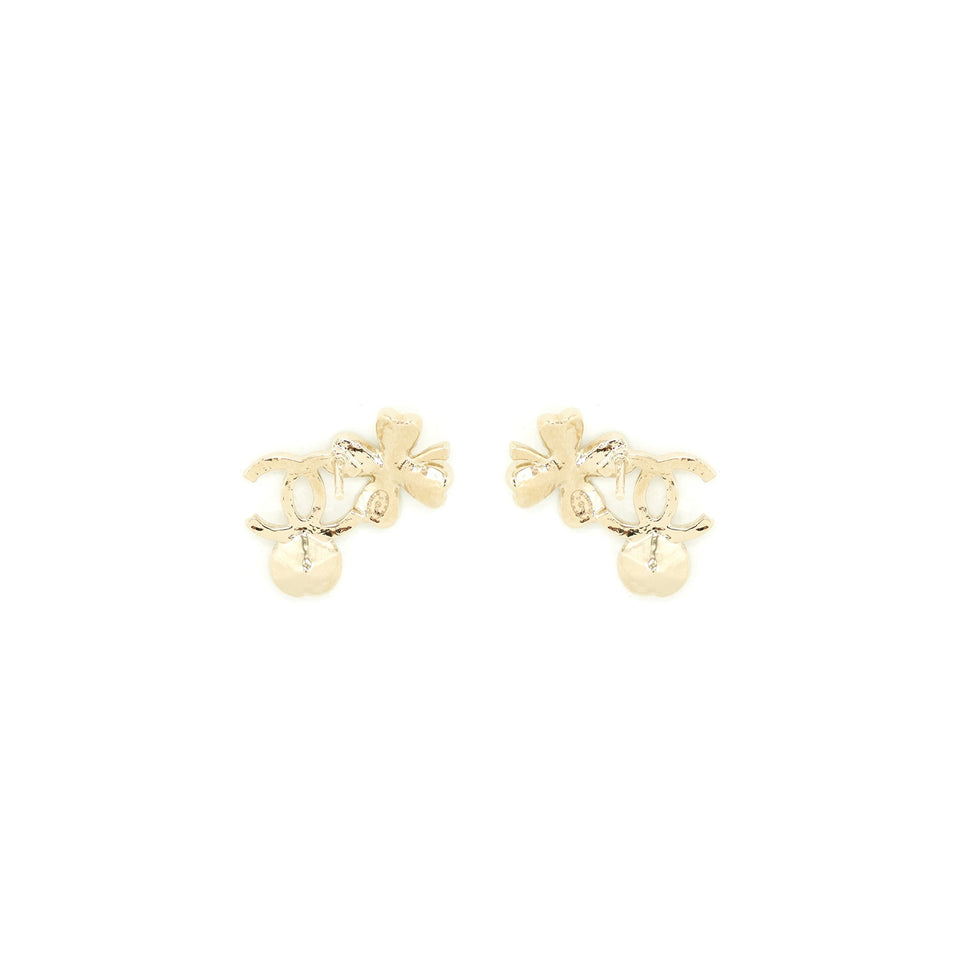 Chanel 22S CC Logo And Clover Earrings Light Gold Tone