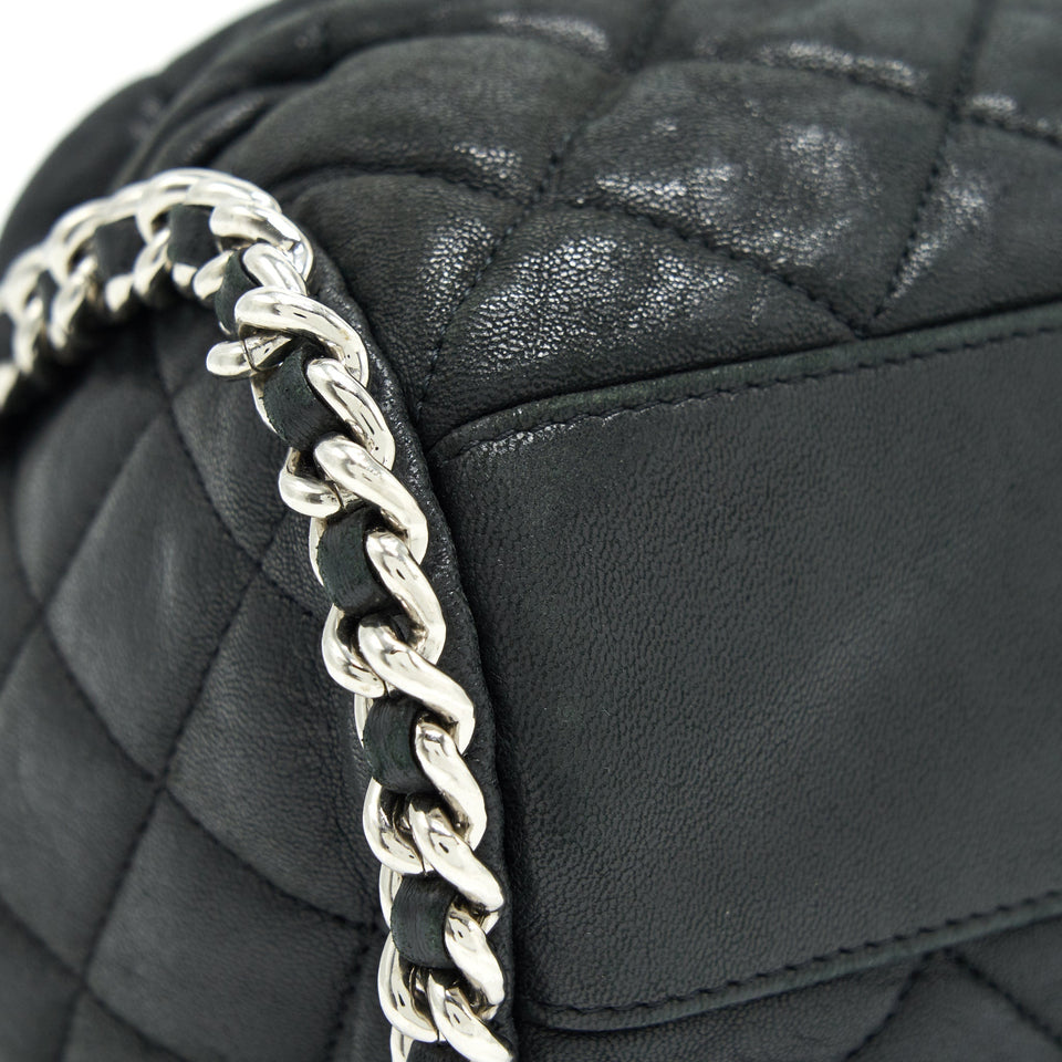 Chanel quilted leather with Chain Shoulder Bag Black