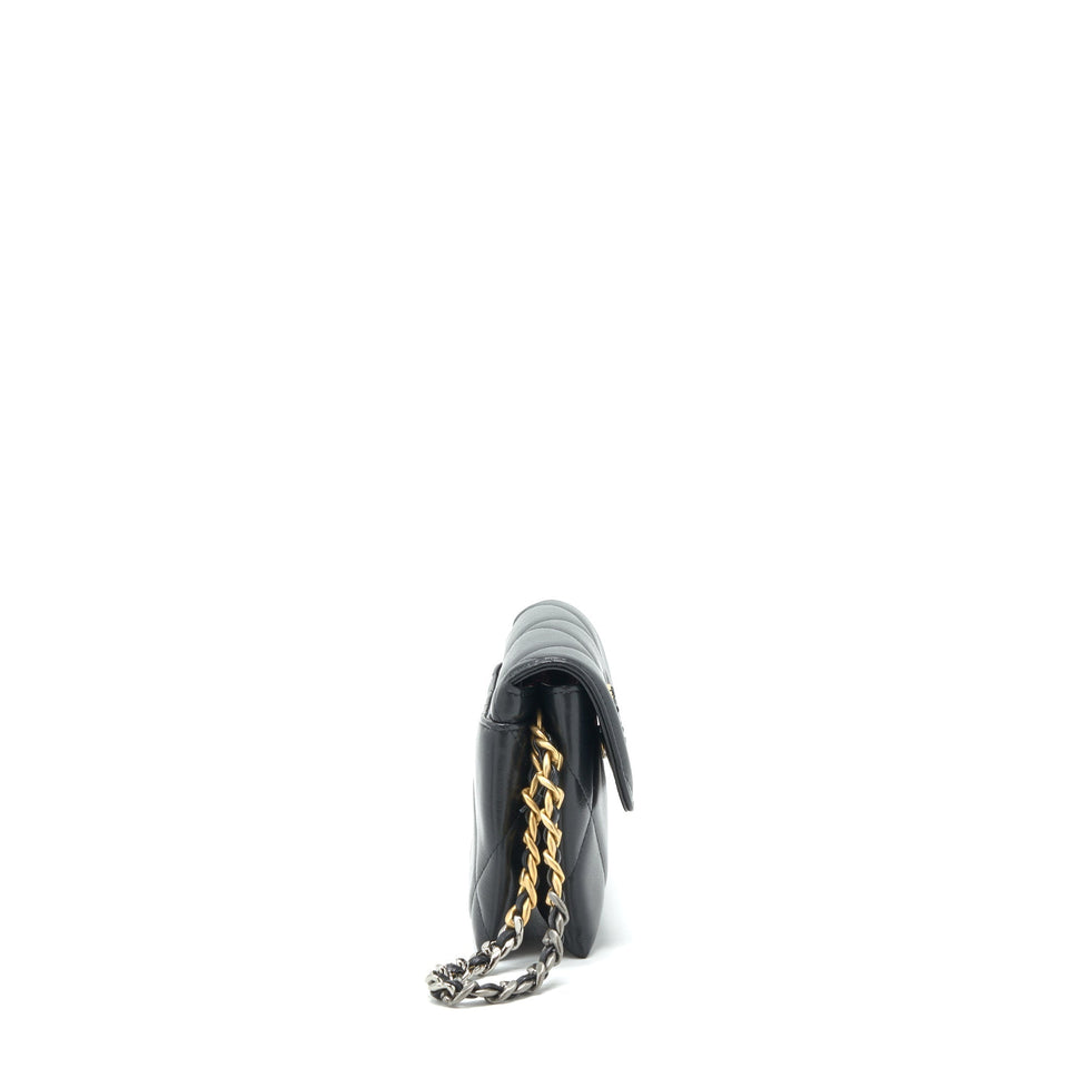 Chanel 19 Clutch lambskin black