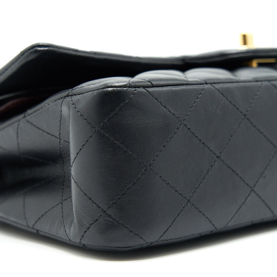 Chanel MEDIUM CLASSIC DOUBLE FLAP LAMBSKIN BLACK