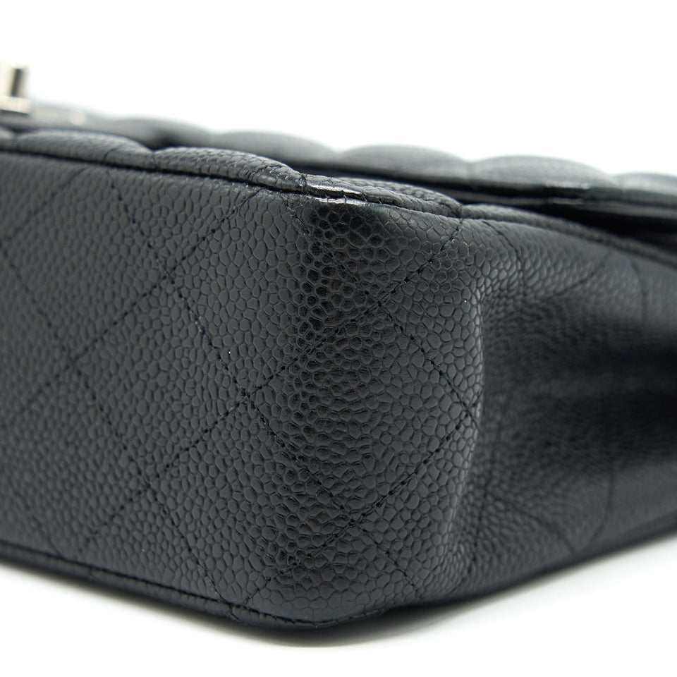 Chanel MEDIUM CLASSIC DOUBLE FLAP CAVIER