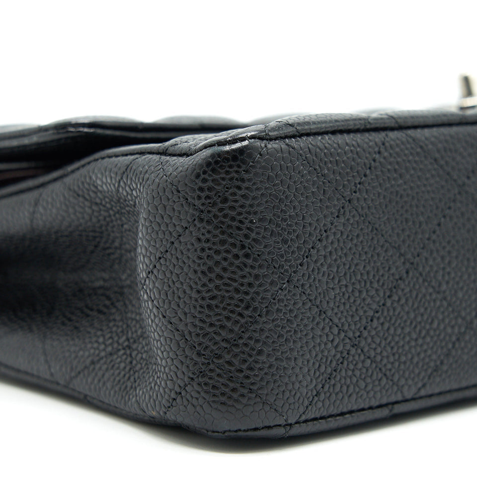 Chanel MEDIUM CLASSIC DOUBLE FLAP CAVIER