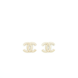 Chanel CC logo with mini pearl earrings L