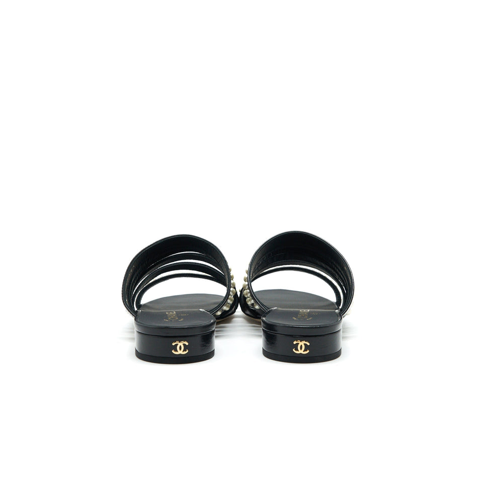 Chanel size37 Leather and pearl sandal black