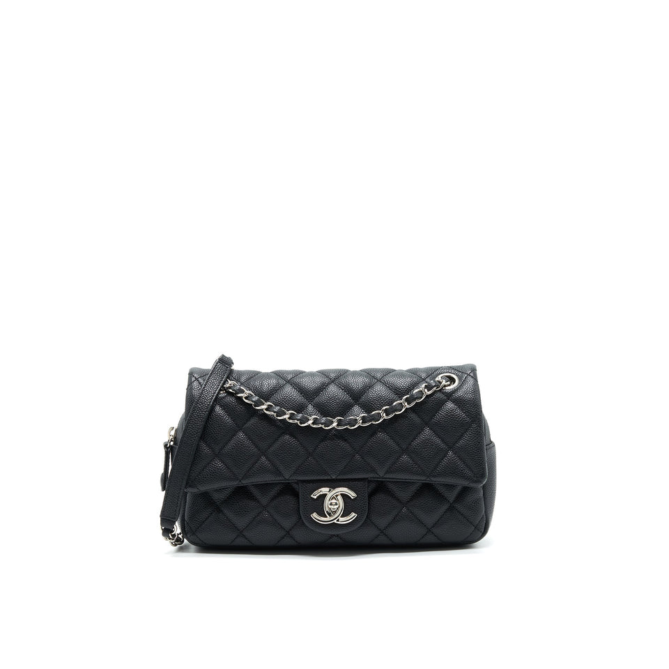 Chanel flap Bag with inner zipper caviar Black