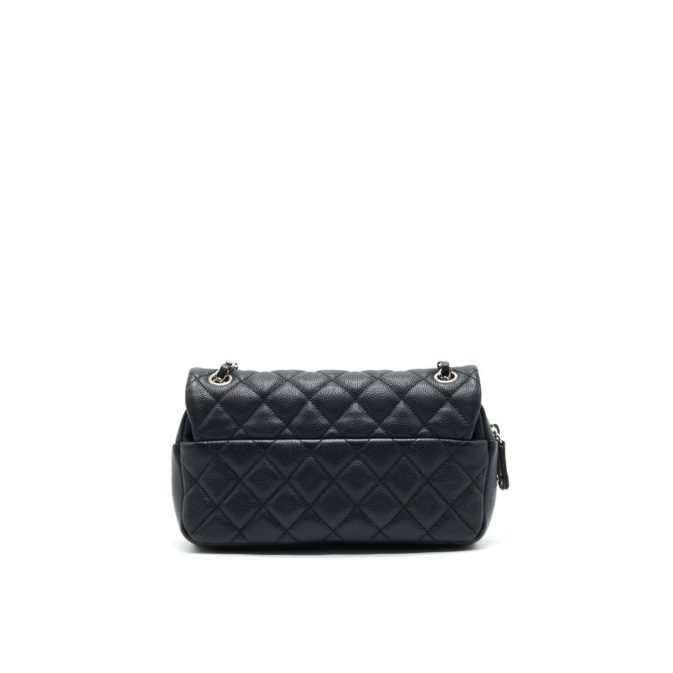 Chanel flap Bag with inner zipper caviar Black