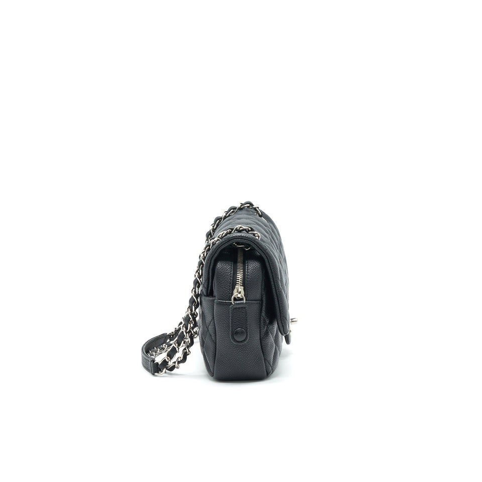Chanel flap Bag with inner zipper caviar Black