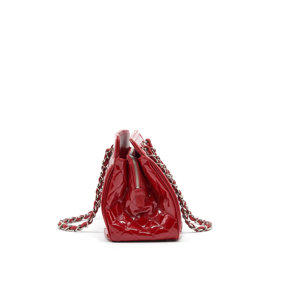 Chanel Patent Leather Tote Bag With Chain In Red