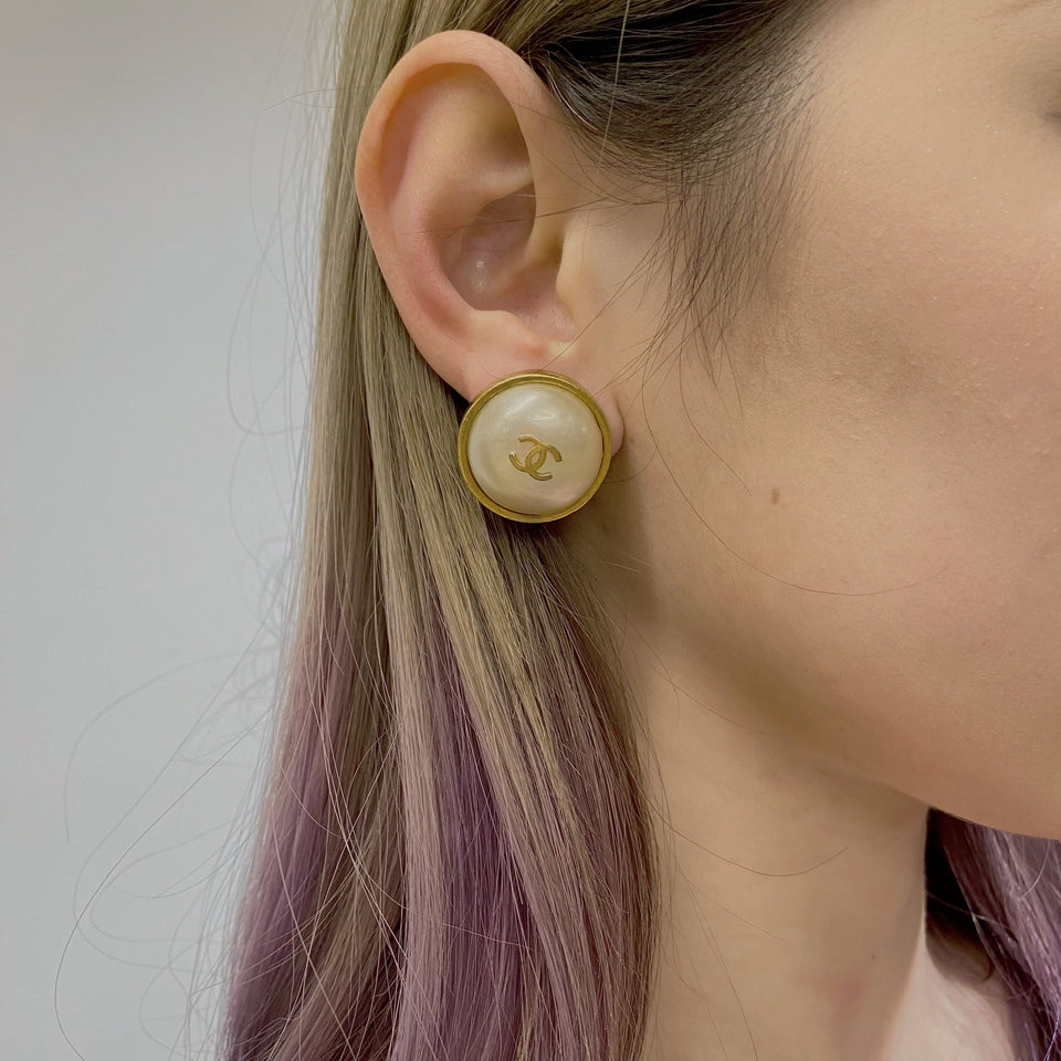 Chanel vintage pearl gold earrings TWS
