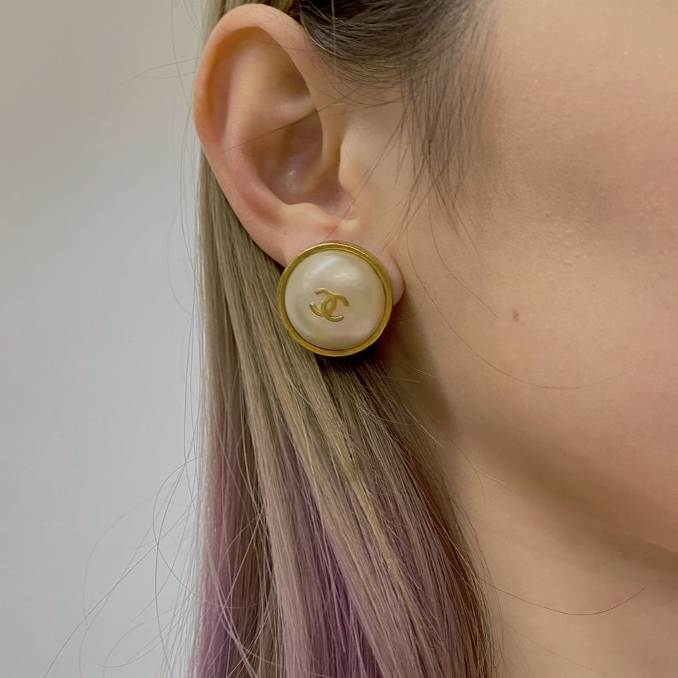 Chanel vintage pearl gold earrings TWS