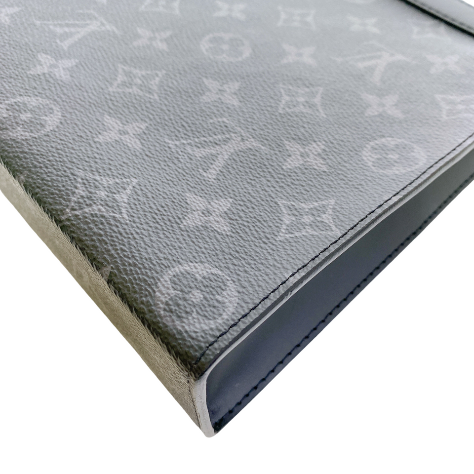 Louis Vuitton VOYAGE CLUTCH