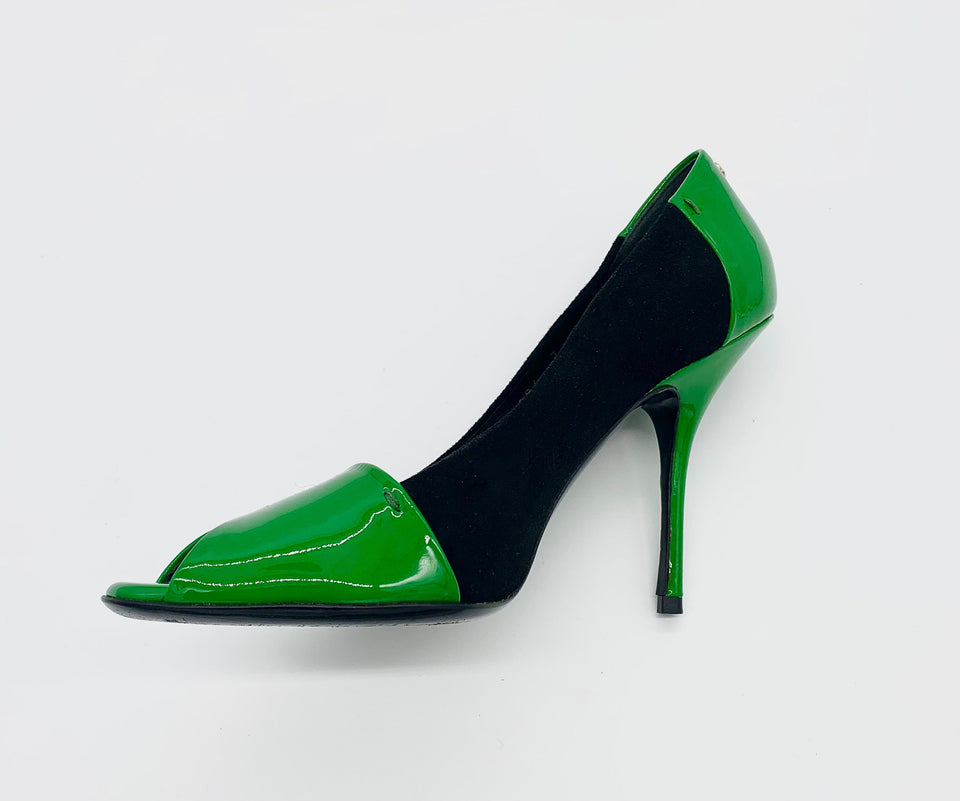 Gucci PATENT LEATHER PEEP TOE PUMPS