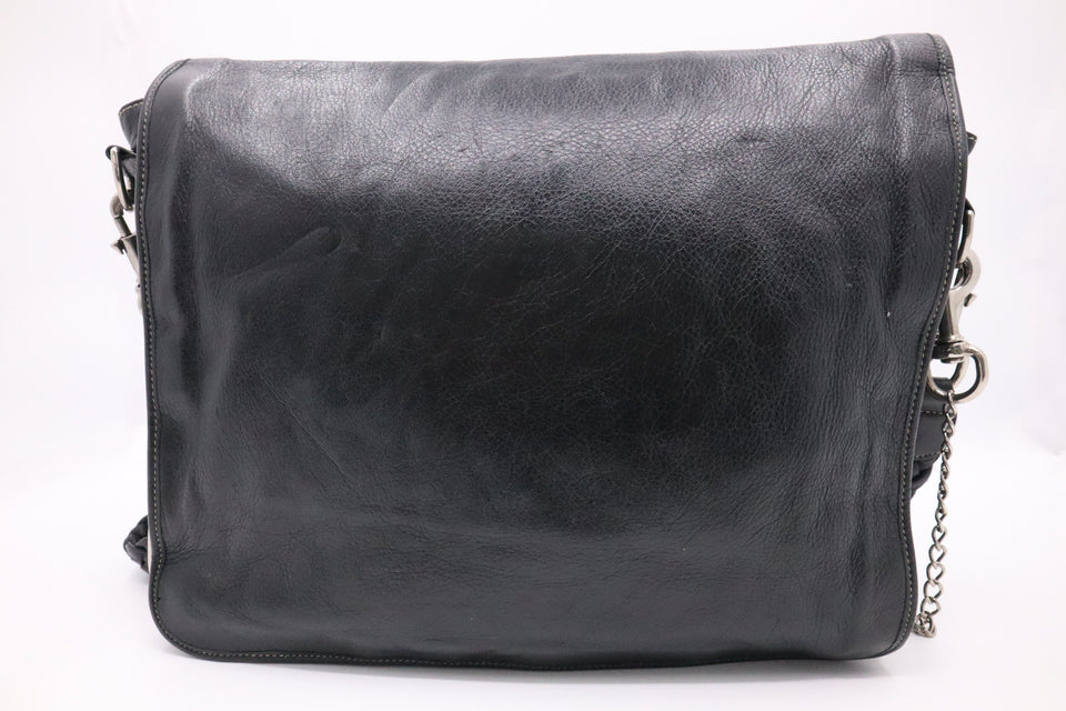 Gucci Crest Chain Messenger Bag in Black Leather