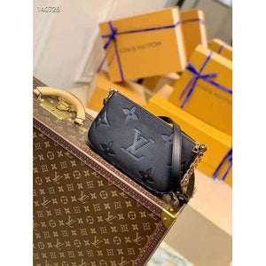 Louis Vuitton LV Women Multi Pochette Accessoires Black Embossed Supple Grained Cowhide Leather Clutch